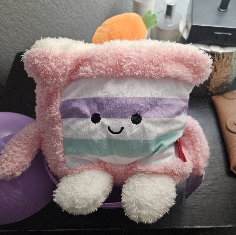 SpringBumz 7.5" Chester Carrot Cake